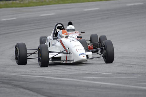 Jesper Egebart blev nyeste vinder i Formel Ford, da han kom først i mål i søndagens løb på Sturup Raceway. Her ses han foran Milton Lundström.